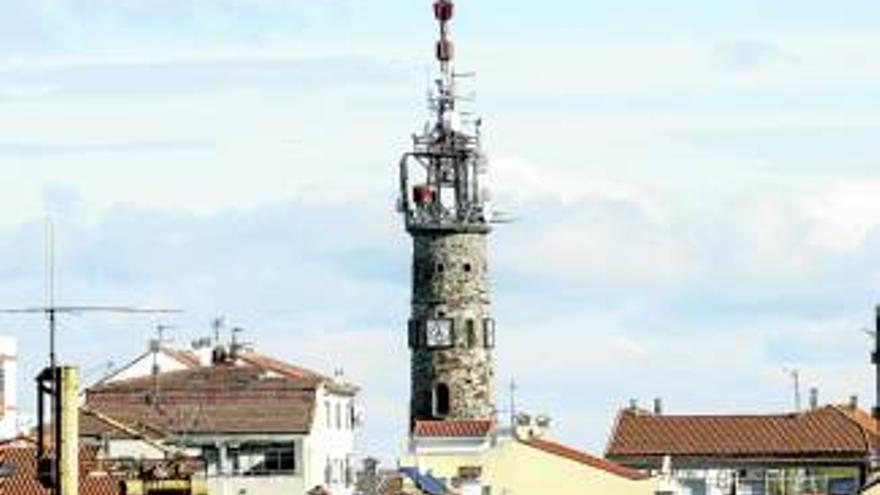 Plaza de Italia inicia una campaña para exigir la retirada de las antenas de la torre