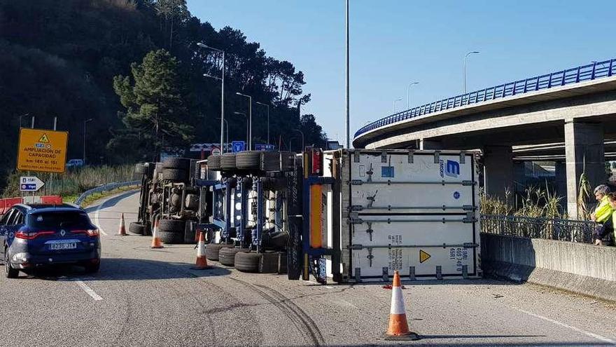 El camión volcado en la rotonda de Cabanas, en Trasmañó, junto al vial de acceso a la AP-9. // Ricardo Grobas