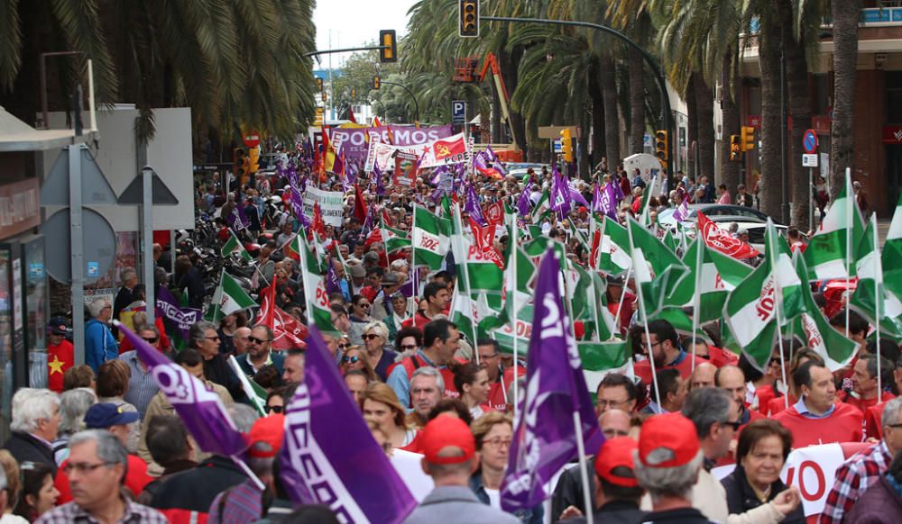 Miles de personas participan en la marcha convocada por los sindicatos para este martes, Día Internacional del Trabajo