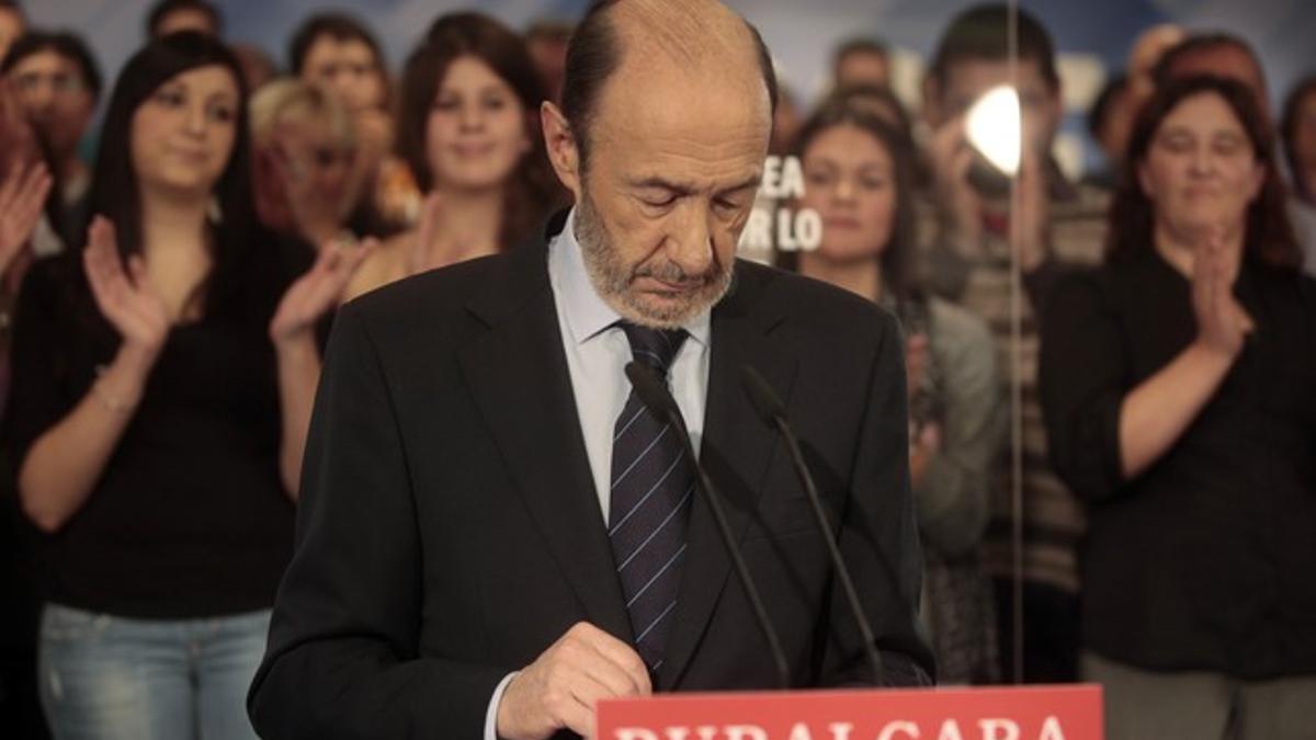 Alfredo Pérez Rubalcaba, durante su comparecencia ante los medios, este domingo, en la sede del PSOE en Ferraz.