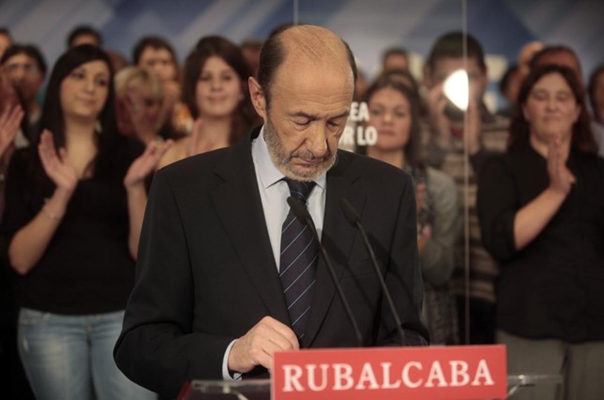 Alfredo Pérez Rubalcaba, durant la seva compareixença davant els mitjans, aquest diumenge, a la seu del PSOE a Ferraz. Alfredo Pérez Rubalcaba, durant la seva compareixença davant els mitjans, aquest diumenge, a la seu del PSOE a Ferraz.