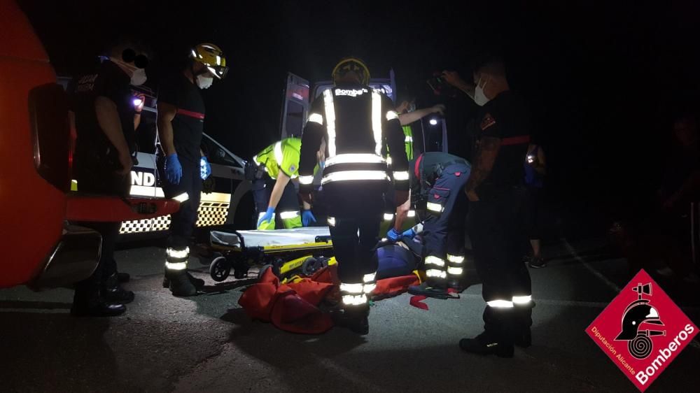 Los bomberos rescatan en Benidorm a una mujer que practicaba senderismo y se rompió la tibia en una caída