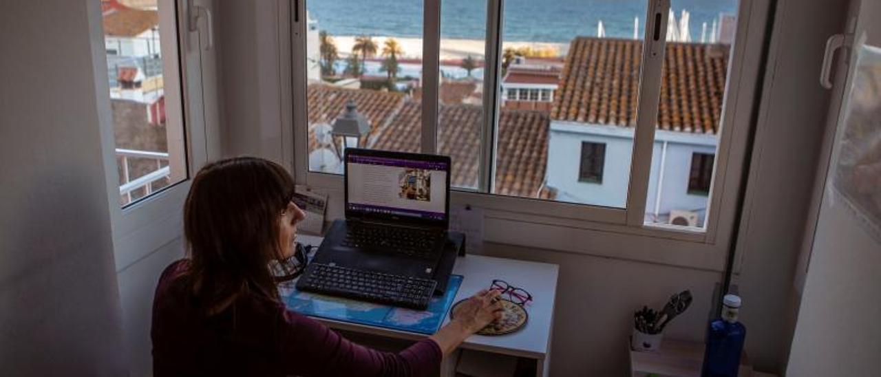 Una mujer trabaja desde casa durante la pandemia. |   // ENRIC FONTECUBERTA