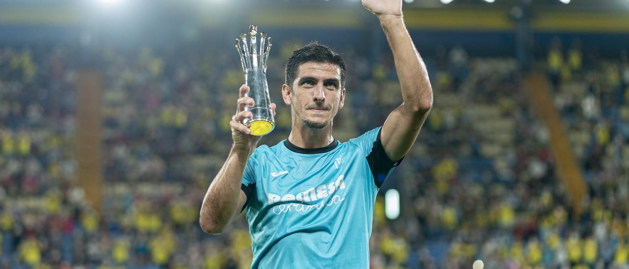 Gerard Moreno, máximo goleador del Villarreal el pasado ejercicio, cuando recibió el trofeo al mejor jugador de la Europa League 2020/21 en La Cerámica.