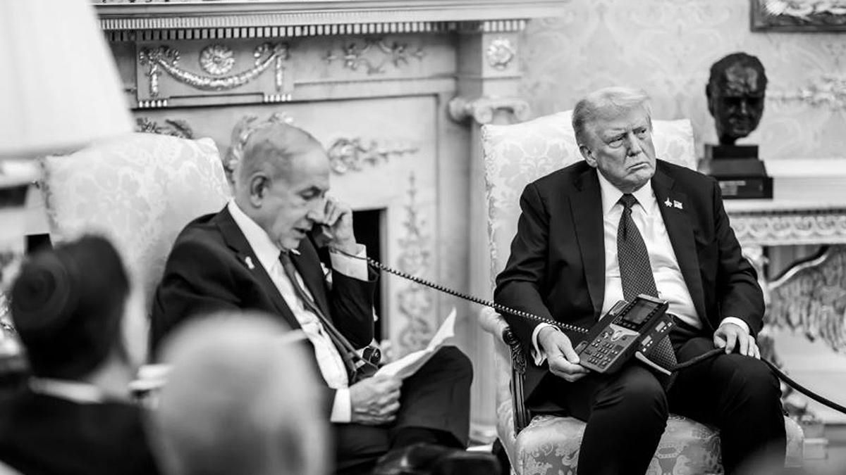 La Casa Blanca difunde fotos de la llamada de disculpa de Netanyahu a Qatar (mientras Trump le sujetaba el teléfono)