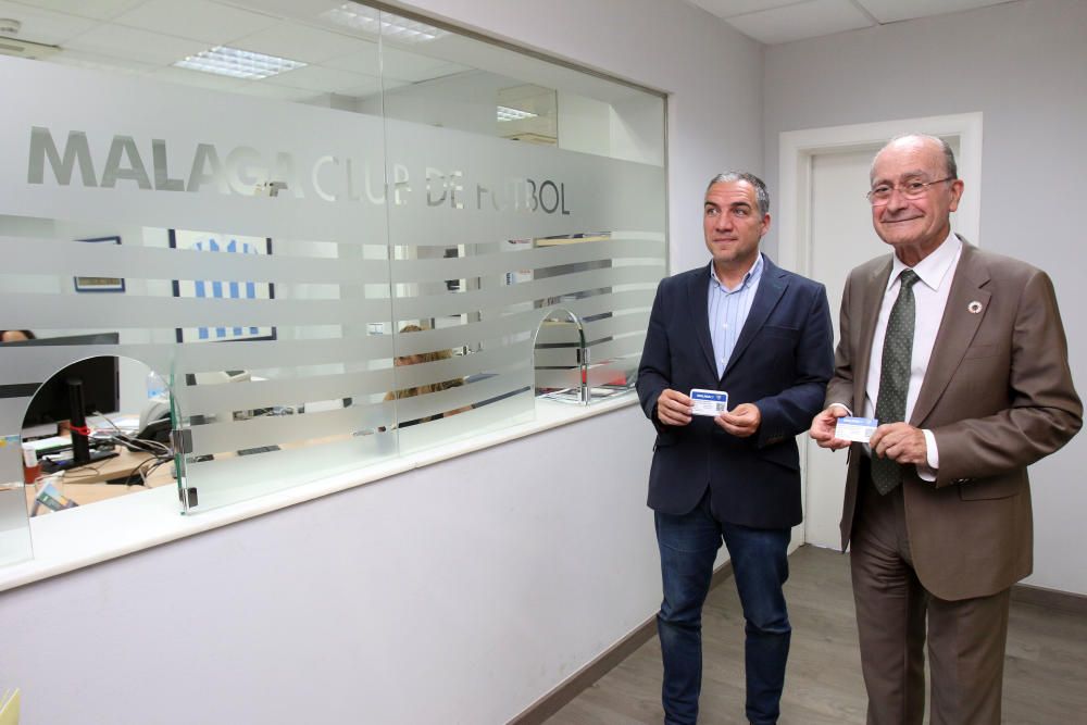 El alcalde de Málaga y el presidente de la Diputación, como cada verano, han renovado su compromiso y su carnet de abonados del Málaga CF