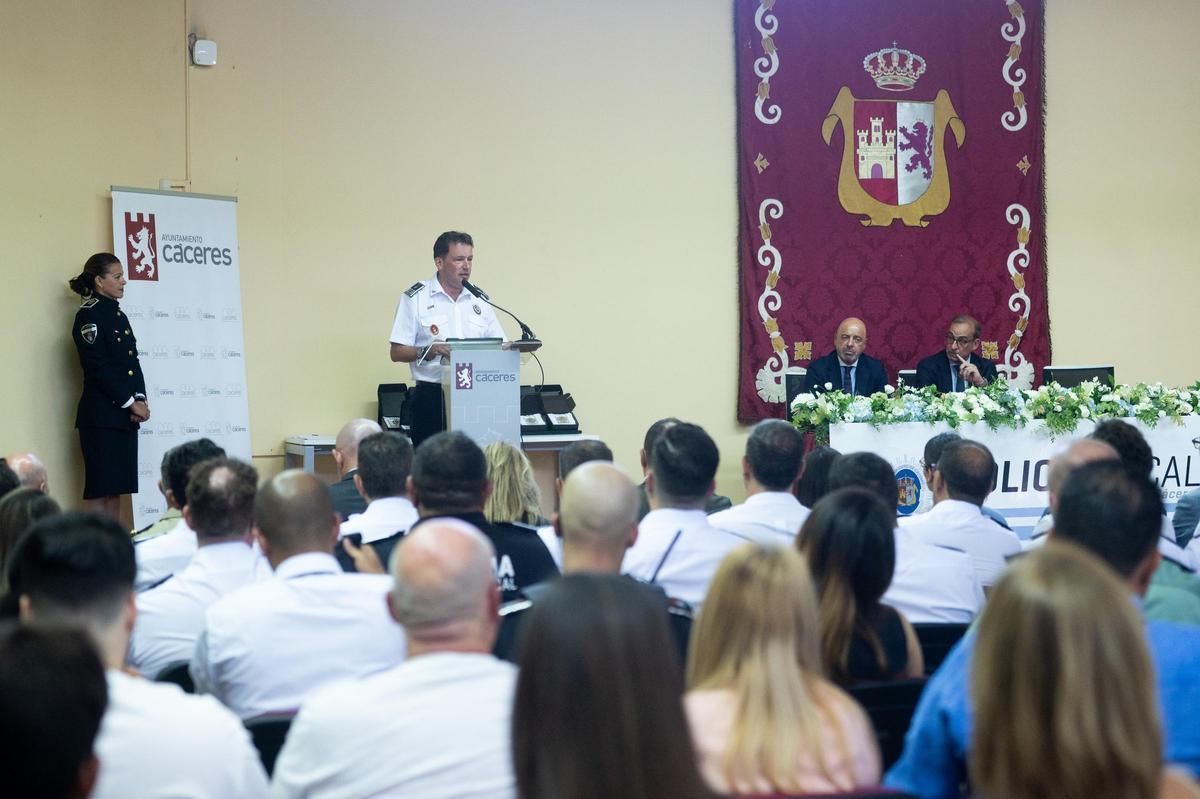 Galería | Así ha sido la entrega de distinciones a los agentes de la Policía Local de Cáceres por la festividad de la Virgen del Carmen