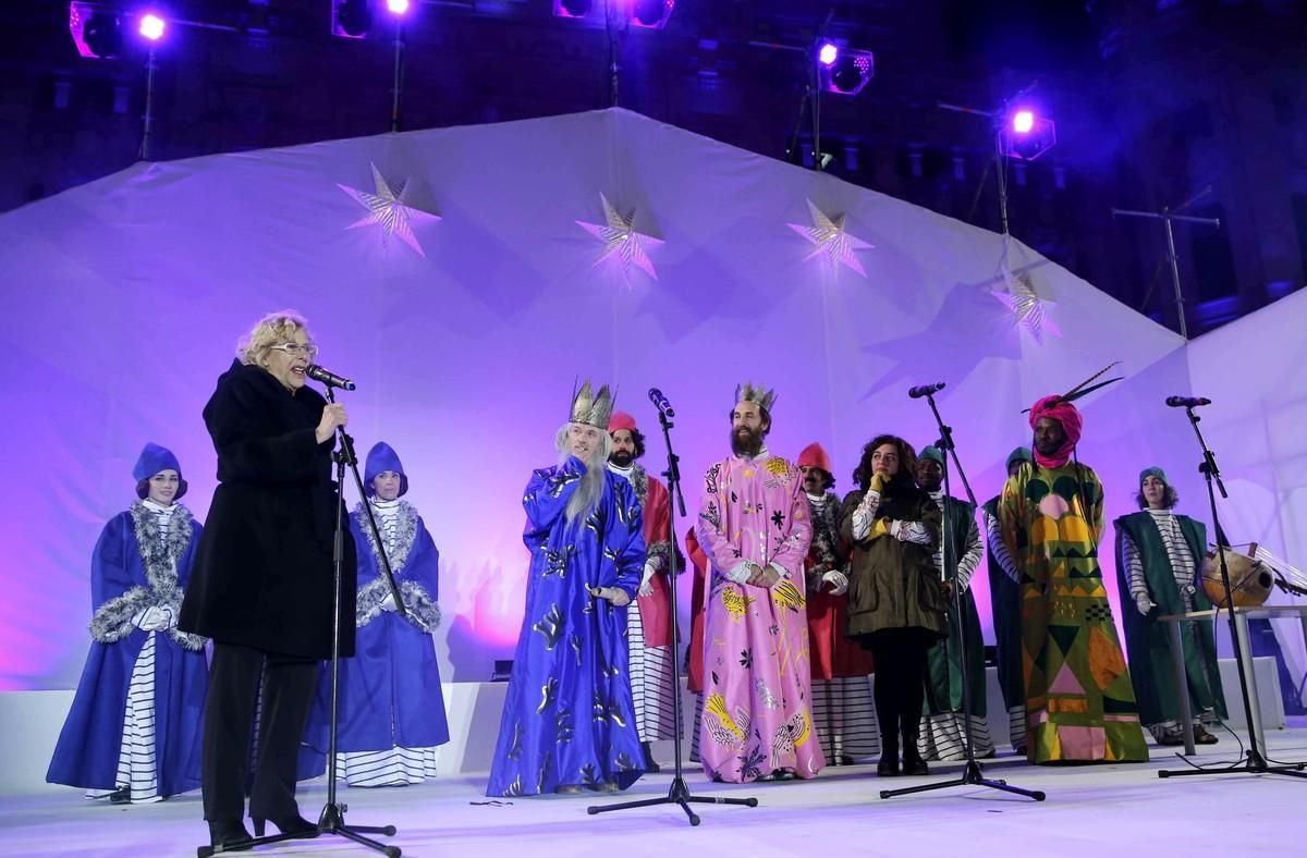 GRA314  MADRID  05 01 2016 - La alcaldesa de Madrid  Manuela Carmena  i   junto a la concejala de Cultura  Celia Mayer  2d   y los Reyes Magos  durante su intervencion en el escenario de la Plaza de Cibeles tras finalizar la cabalgata que ha recorrido hoy el paseo de la Castellana  un gran desfile de 33 carrozas ambientado en el viaje magico por los cinco continentes que Sus Majestades de Oriente han tenido que realizar desde tierras lejanas para alcanzar la capital espanola  EFE Mariscal