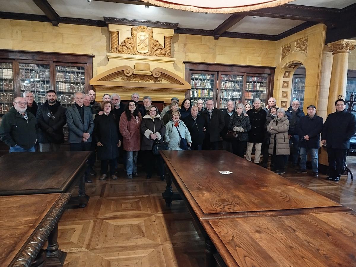 El grupo de socios y simpatzantes de la asociación "El Volcán" este martes en la biblioteca de la Fábrica de Armas de Trubia