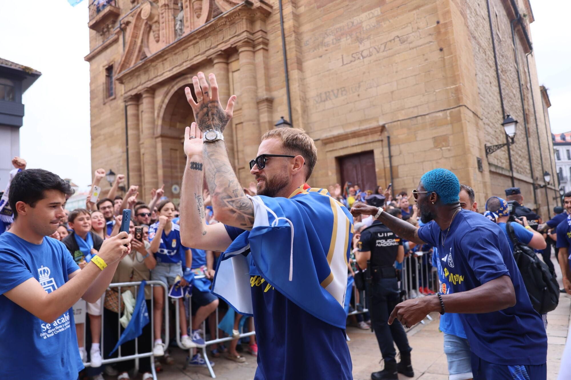 Locura azul en las calles de Oviedo para celebrar el ascenso del equipo a Primera División