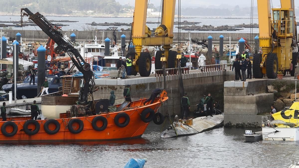 Operación de reflotado del narcosubmarino en la ría de Arousa