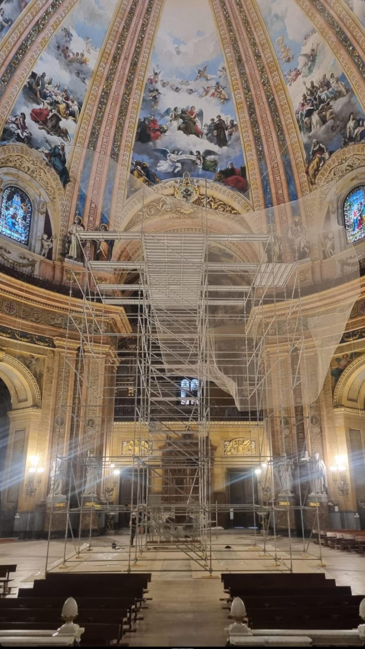 El andamio fue colocado bajo la cúpula para acceder al anillo de la linterna