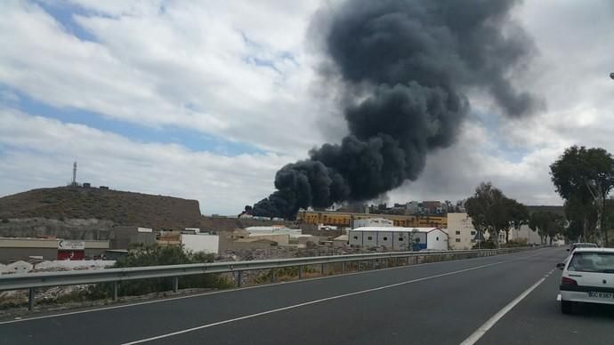 Incendio en un centro industrial de Cruz de La Gallina