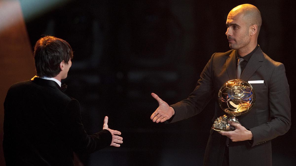 Guardiola entrega a Messi el Balón de Oro de 2010.