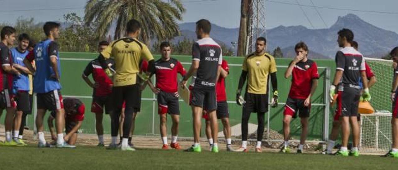 Imagen de un entrenamiento de la plantilla del Elche en el campo anexo al estadio Martínez Valero.