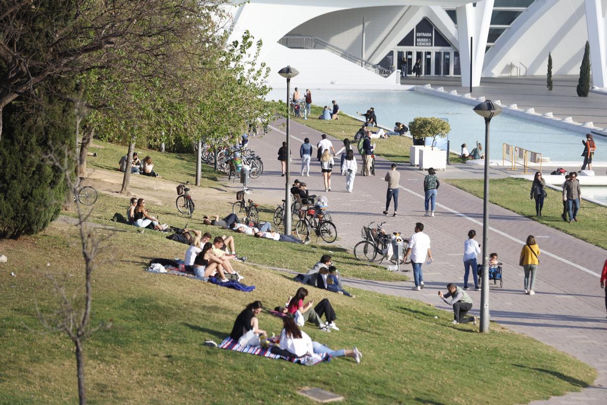 El tiempo en Semana Santa en Valencia: ambiente de Pascua en viejo cauce del río Turia.