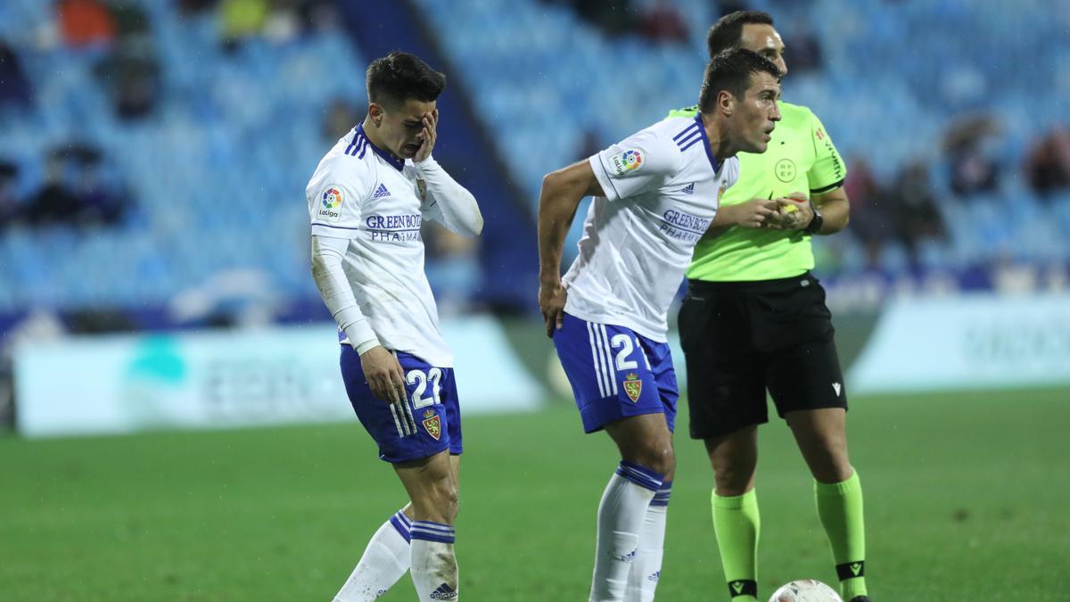 Bermejo se duele tras un golpe mientras Zapater se dispone a sacar una falta.