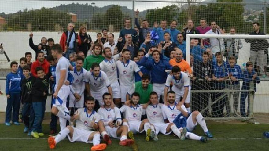 Afición y jugadores celebraron por todo lo alto la victoria.