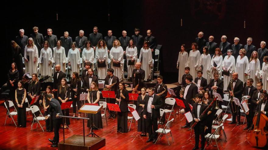 Alumnos de los ciclos superiores de la Banda de Música de Meaño imparten clases durante el verano