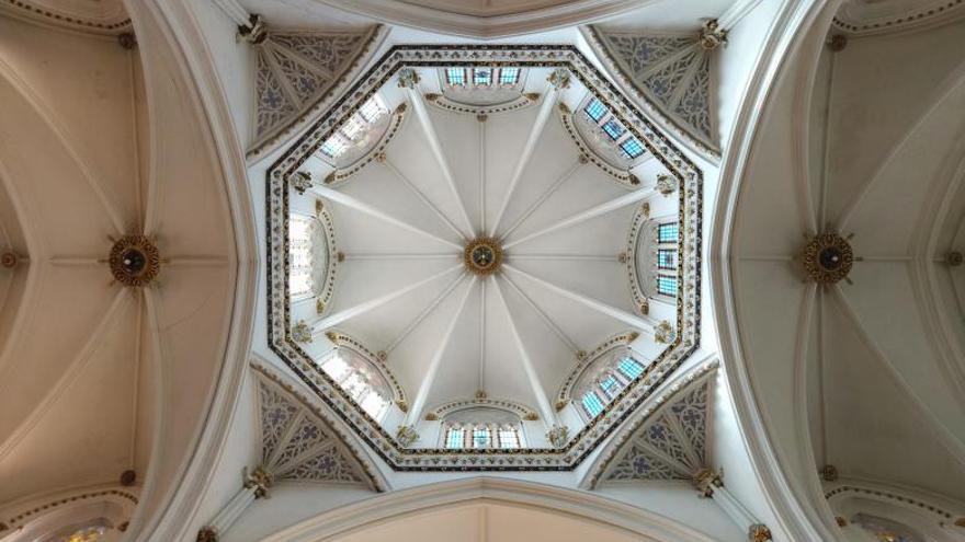 La bella y luminosa cúpula de un templo que resplandece