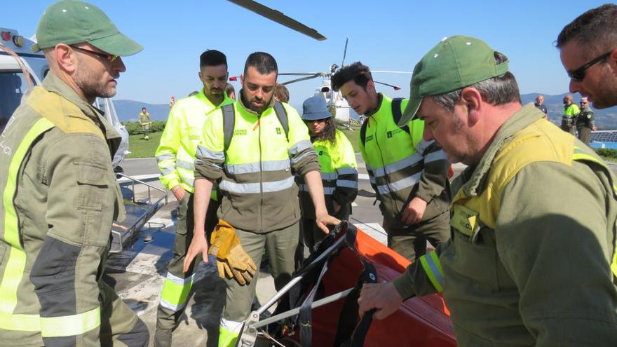 Algunos de los alumnos reciben información sobre el despliegue de bolsas de agua desde el helicóptero.// Fdv