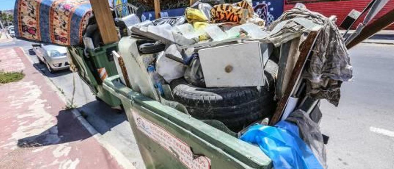 Dos contenedores de basura llenos de enseres en el polígono industrial de Torrevieja este verano