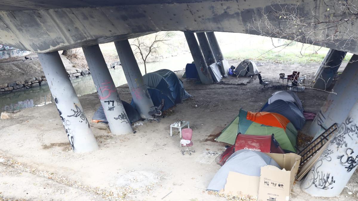 Lugar junto al cauce del río Huerva donde pernoctan varias personas sin techo