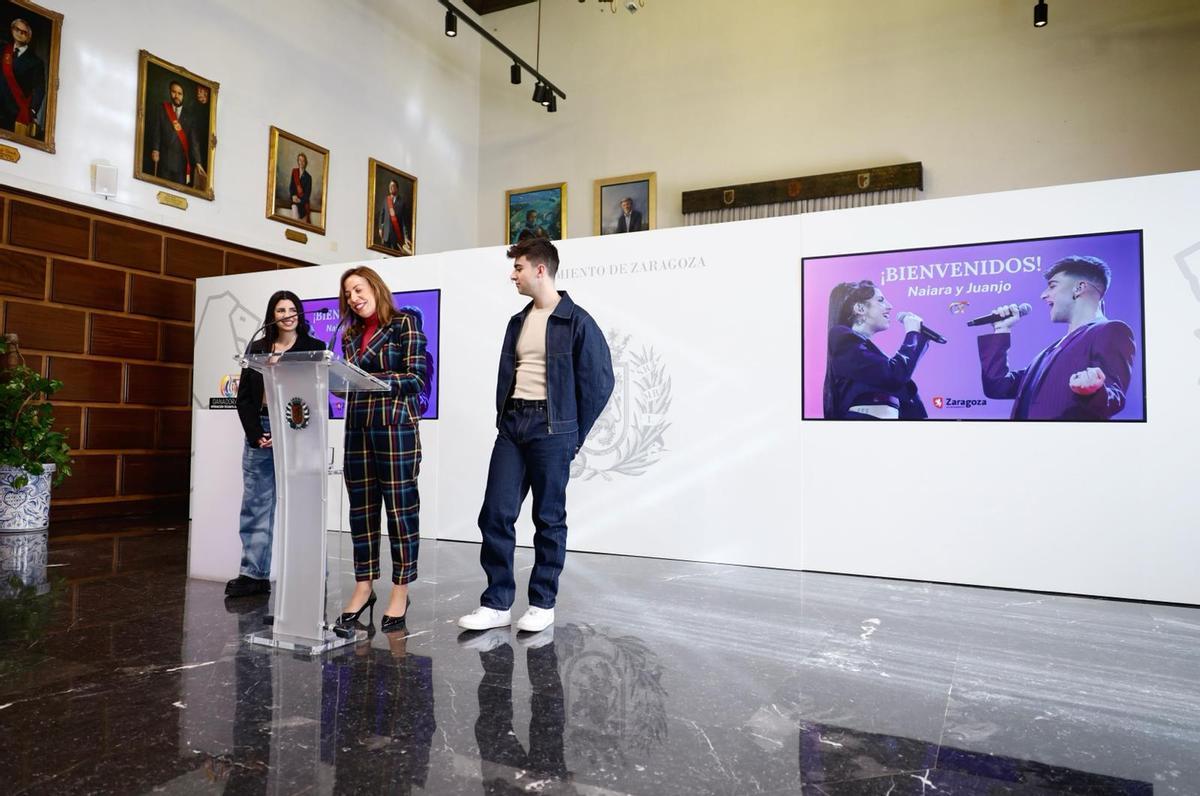 En imágenes | Natalia Chueca recibe a Naiara y Juanjo en el Ayuntamiento de Zaragoza