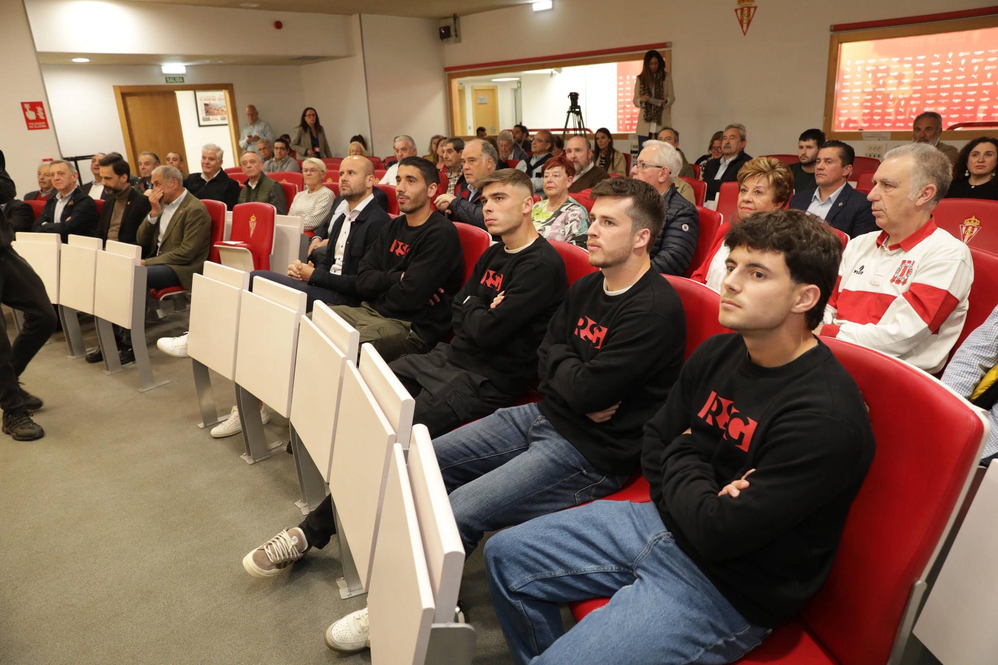 Acto de socios de Honor en El Molinón.