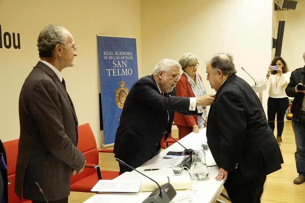 Pedro Tedde de Lorca en 2017, ante el alcalde de Málaga, José Ramón Cabra de Luna y Rosario Camacho, cuando ingresó como académico correspondiente en Madrid en la Real Academia de Bellas Artes de San Telmo.