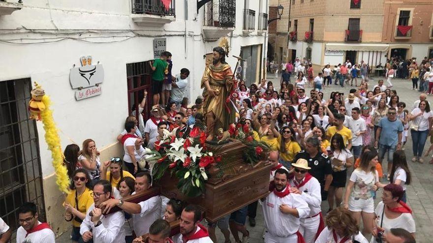 Numerosas personas disfrutan de la procesión de la imagen de San Juan en unas fiestas de un año anterior en Coria.