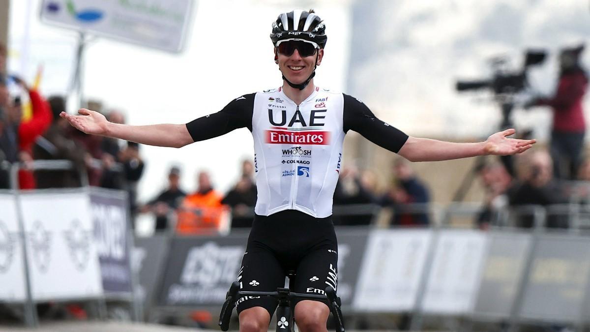 Pogacar celebra su triunfo en la 1ª etapa en la Vuelta a Andalucía