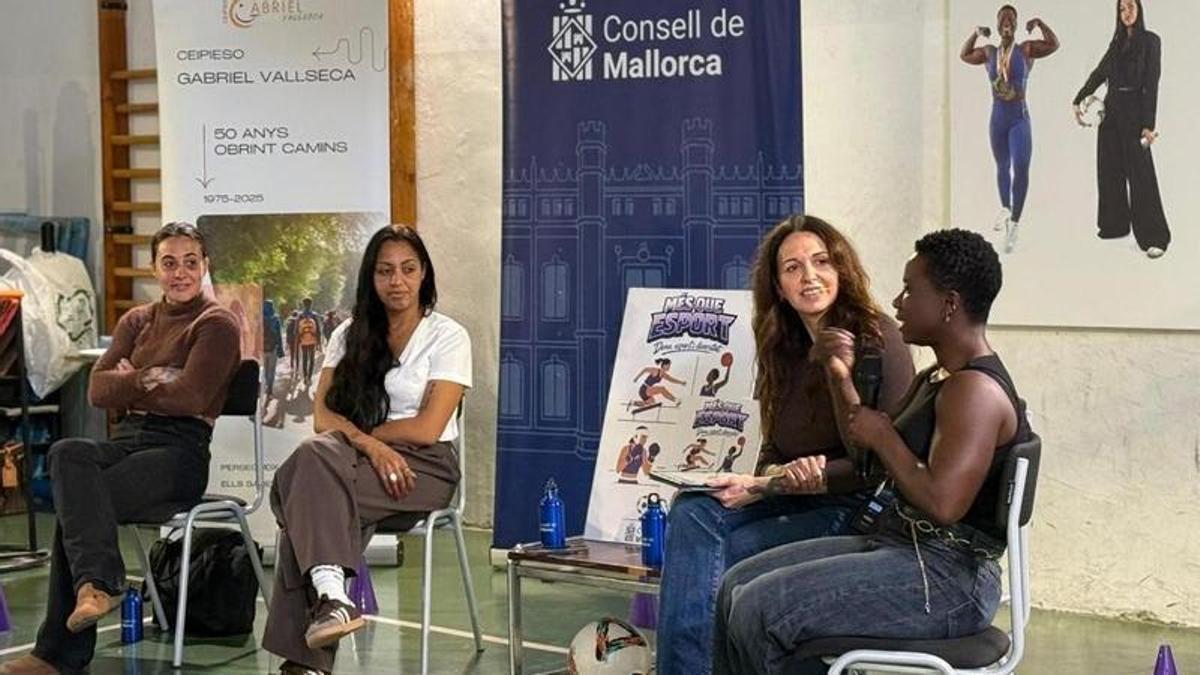 Tres mujeres deportistas imparten una conferencia ante 200 alumnos de Mallorca con motivo del 8M
