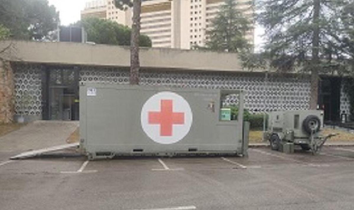 Una morgue del Ejército de Tierra, desplegada en un aparcamiento del Hospital Gómez Ulla de Madrid durante la pandemia de covid