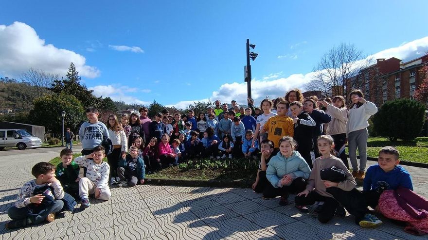Petunias por la igualdad en el parque de El Entrego