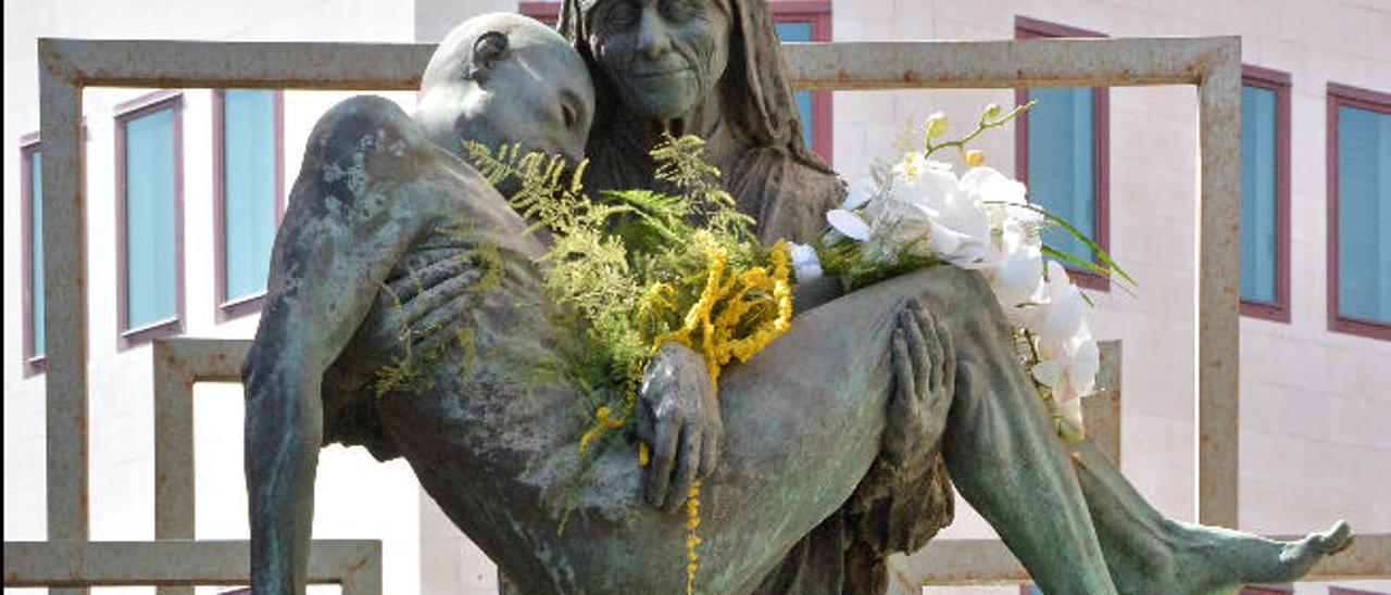 La escultura de la Madre Teresa de Calcuta en el municipio con los ramos de flores depositados en los últimos días.