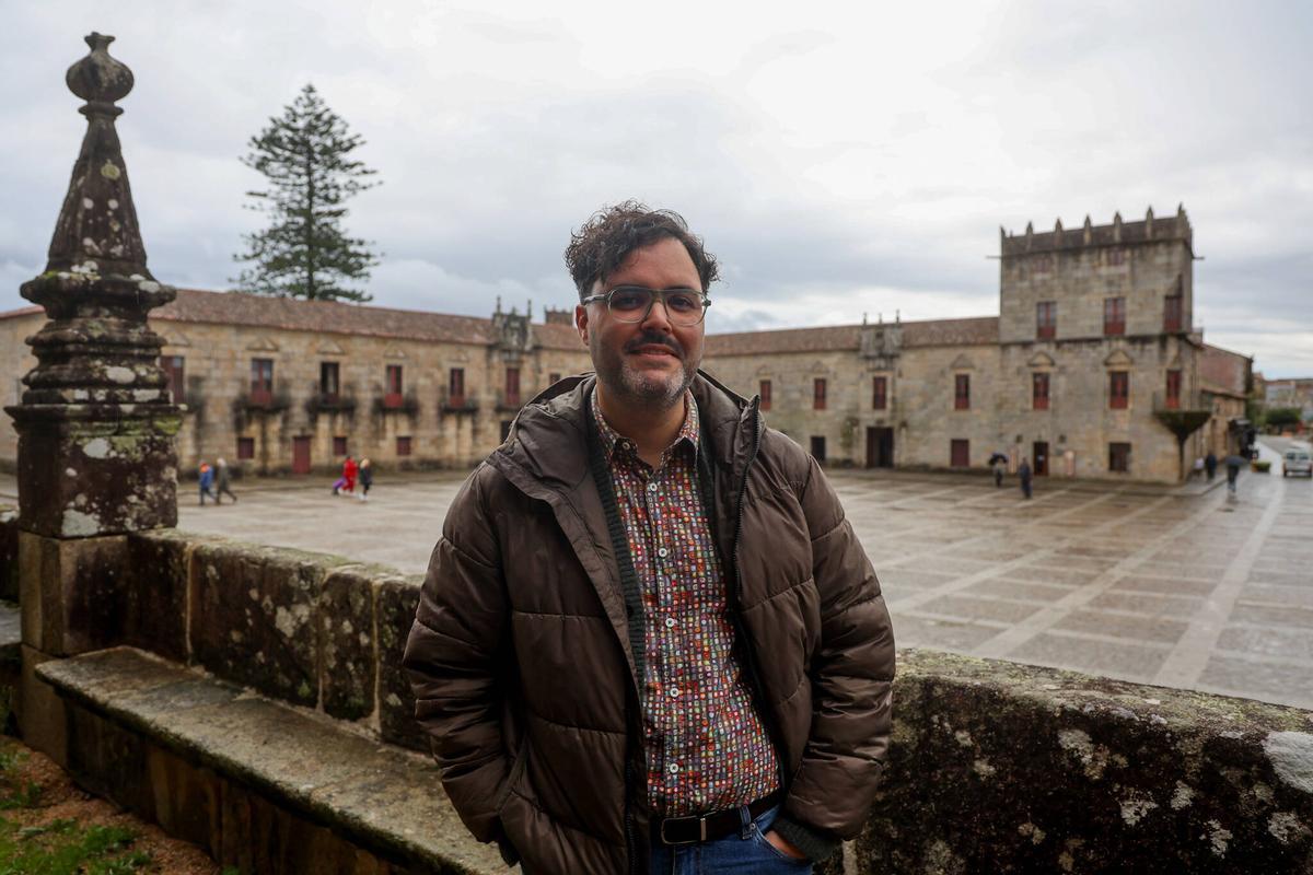 Ernesto Vázquez-Rey na praza de Fefiñáns.