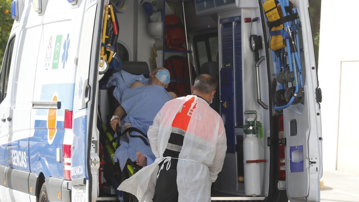 Un enfermo llega en ambulancia al hospital Reina Sofía.