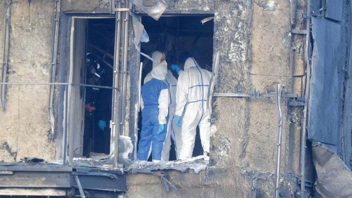 La policía científica halla el cuerpo de una décima víctima en el incendio de Valencia