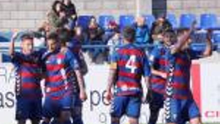 Els jugadors del Llagostera celebren un gol a Palamós.