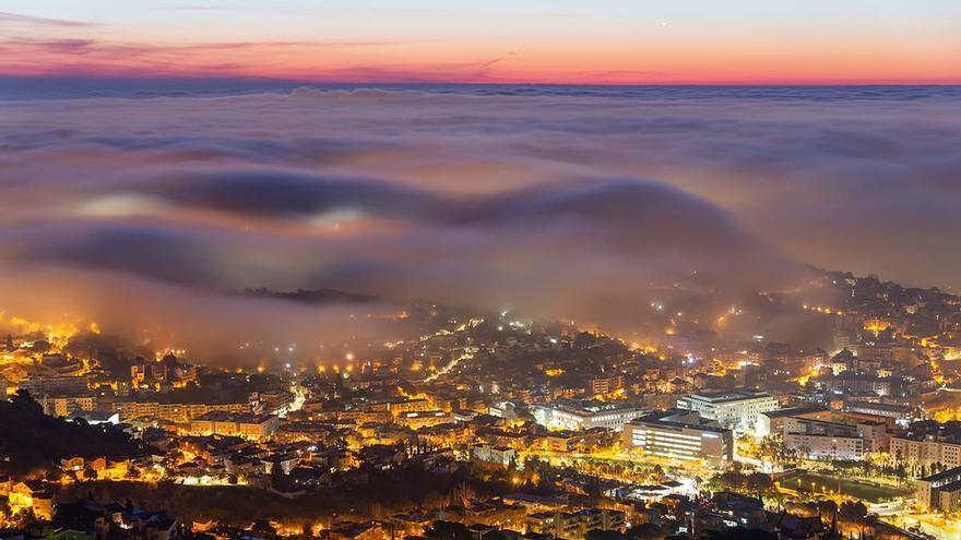 Timelapse de un mar de nubes sobre Barcelona, en el amanecer del 25 de febrero del 2026