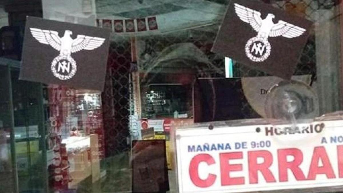 Pegatinas en una de las tiendas atacadas en Castellón.