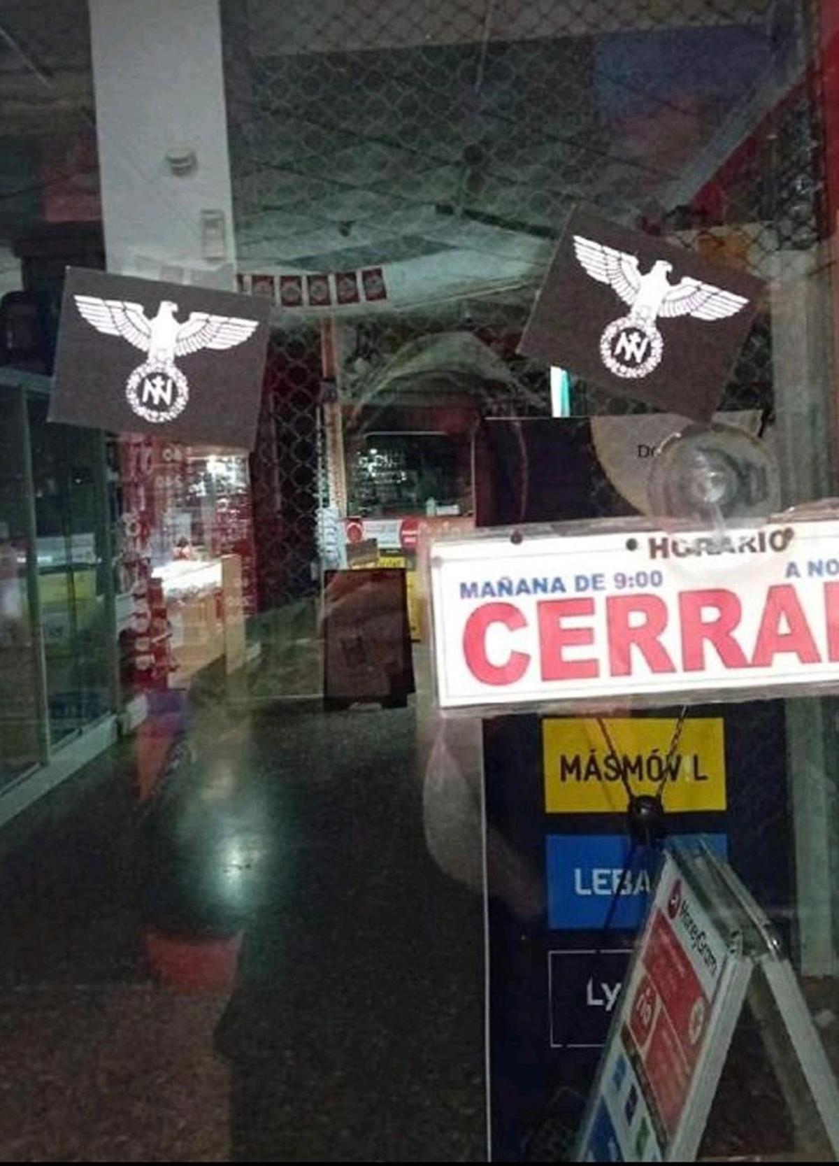 Adhesius en una de les botigues atacades a Castelló