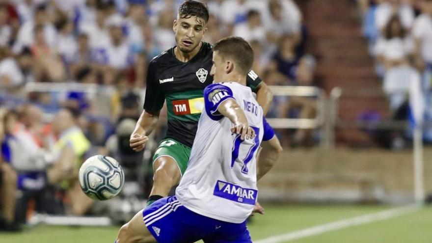 Óscar Gil lucha por un balón con Nieto durante el partido del pasado viernes en Zaragoza.