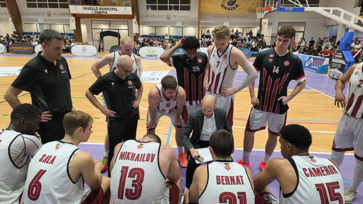 Èric Surís donant indicacions als seus jugadors