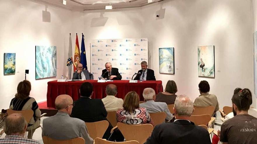 Mella, Ónega y Palmou, en la mesa presidencial, durante la conferencia en Madrid.