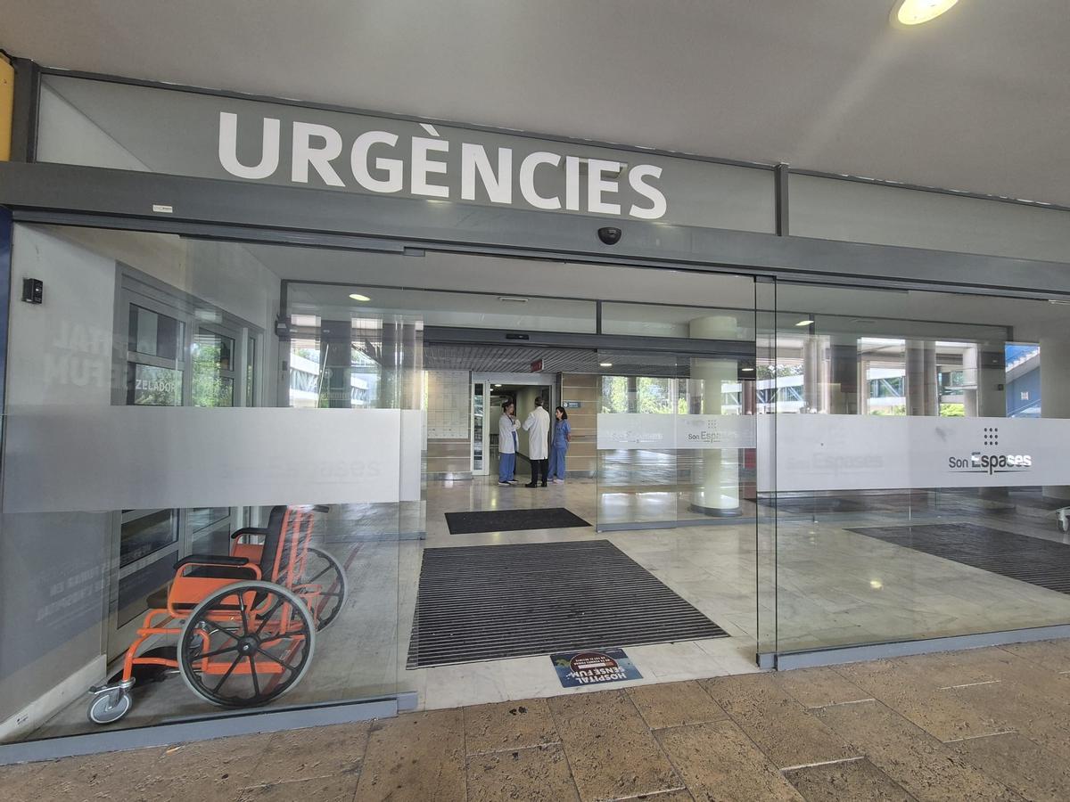 La puerta principal del servicio de Urgencias de Son Espases.