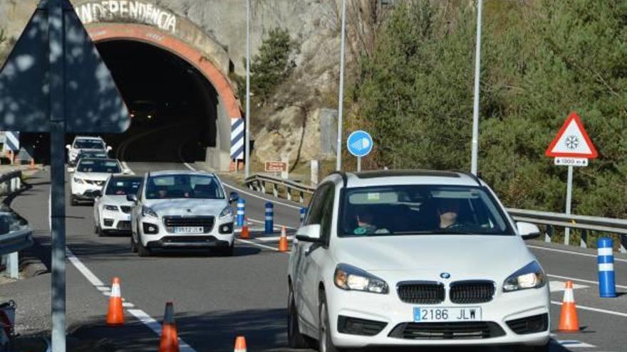 Conductors circulant en direcció sud a la C-16 a Cercs, ahir