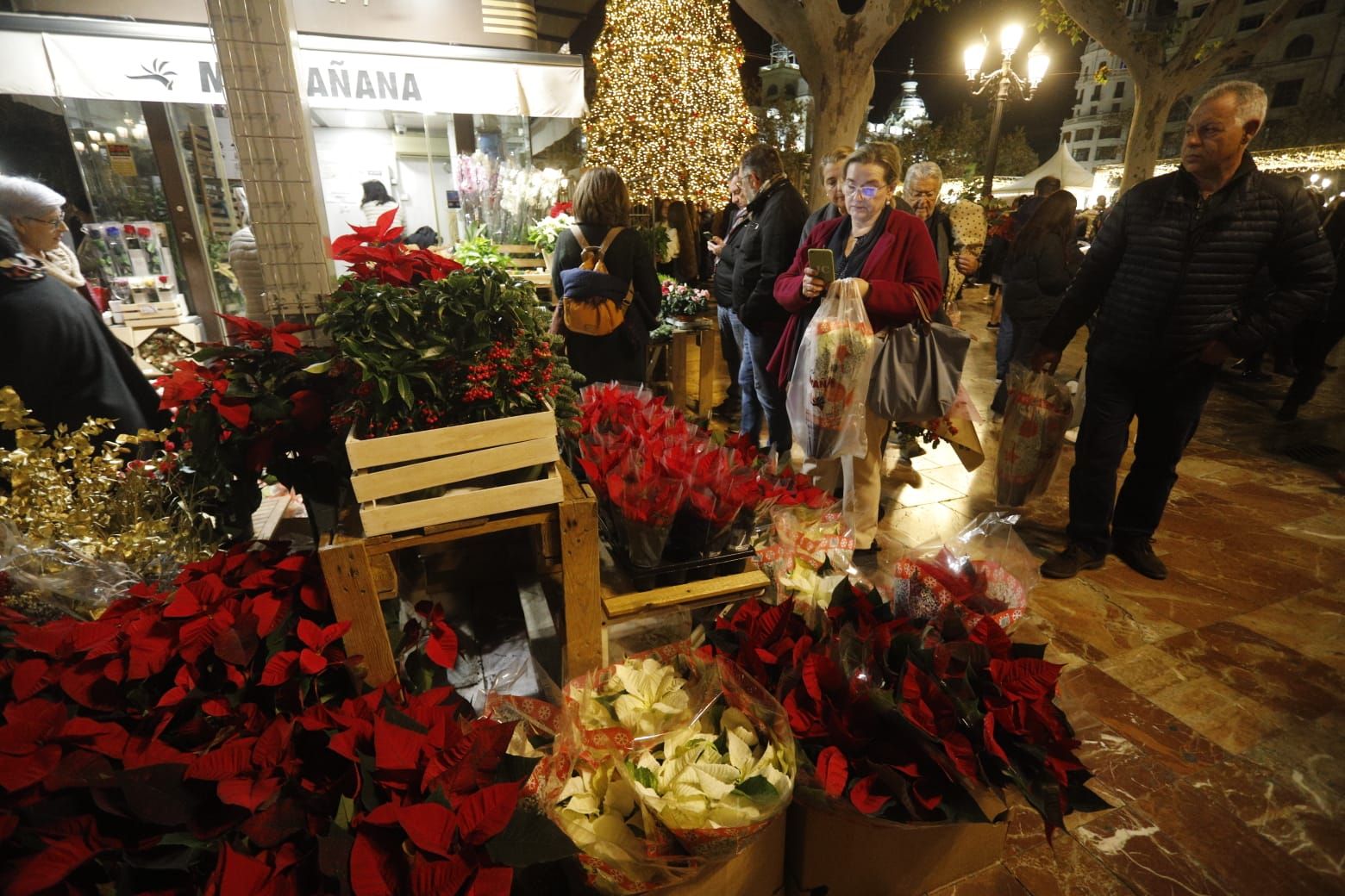 El turismo y las compras navideñas llenan las calles de València