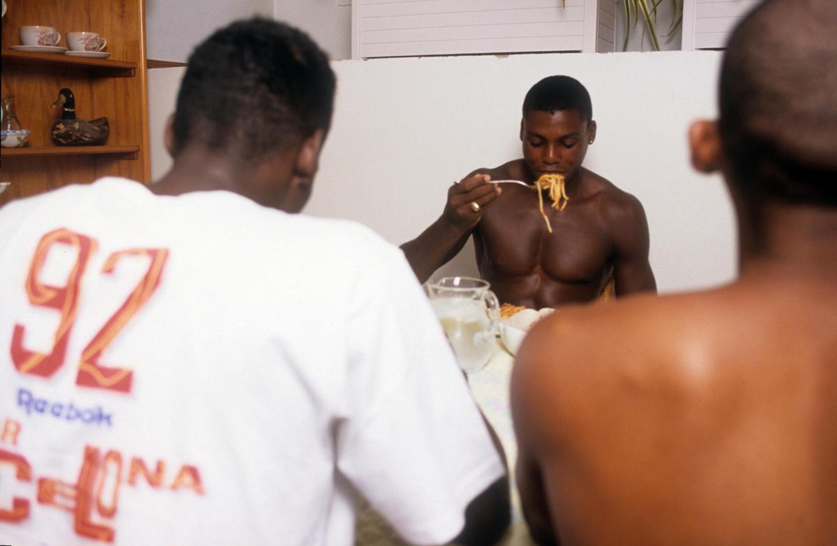Carl Lewis come espaguetis en una comida en Barcelona, durante los Juegos Olímpicos del 92.